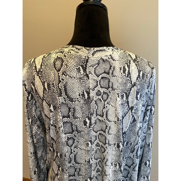 Green Envelope Women’s Blouse Plus Sz 1X Faux Snakeskin Pullover Top Long Sleeve - Picture 7 of 12